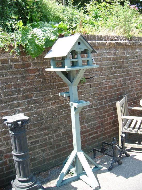 Painted bird table/nesting box(-)